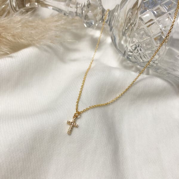 Collier croix en plaqué or