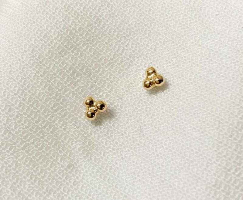 Boucles trois mini perles doré