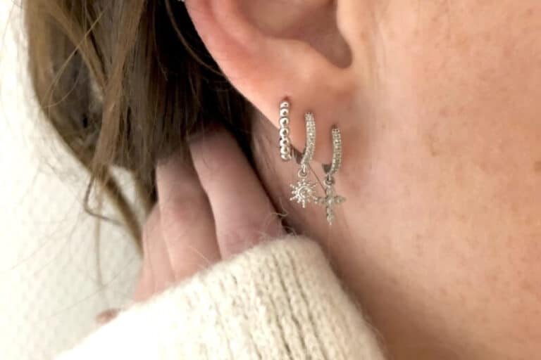 Quels types de boucles d&rsquo;oreilles porter en fonction de sa coiffure ?