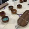 Vue d’un atelier de bijouterie avec perles, outils et supports en bois à Toulouse.
