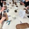 Participants en train de créer leurs bijoux dans l’atelier créatif de La Pépite à Toulouse.