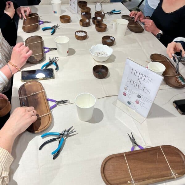 Participants en train de créer leurs bijoux dans l’atelier créatif de La Pépite à Toulouse.