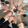 Poignets avec bracelets personnalisés créés pendant un atelier à Toulouse.