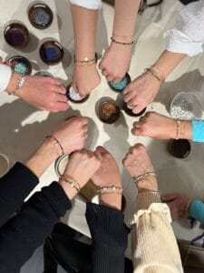 Poignets avec bracelets personnalisés créés pendant un atelier à Toulouse.
