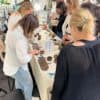 Groupe de femmes en train de créer leurs bijoux dans une boutique décorée à Toulouse.