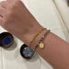 Bracelet en perles multicolores avec pendentif doré réalisé lors d’un atelier de création de bijoux à Toulouse chez La Pépite