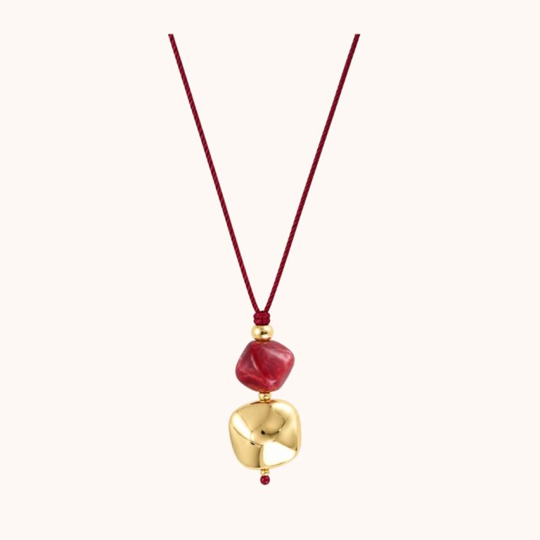 Sautoir Olga sur cordon – Acier doré – résine rouge