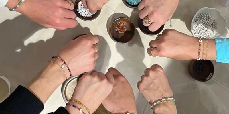 Poignets avec bracelets personnalisés créés pendant un atelier à Toulouse.